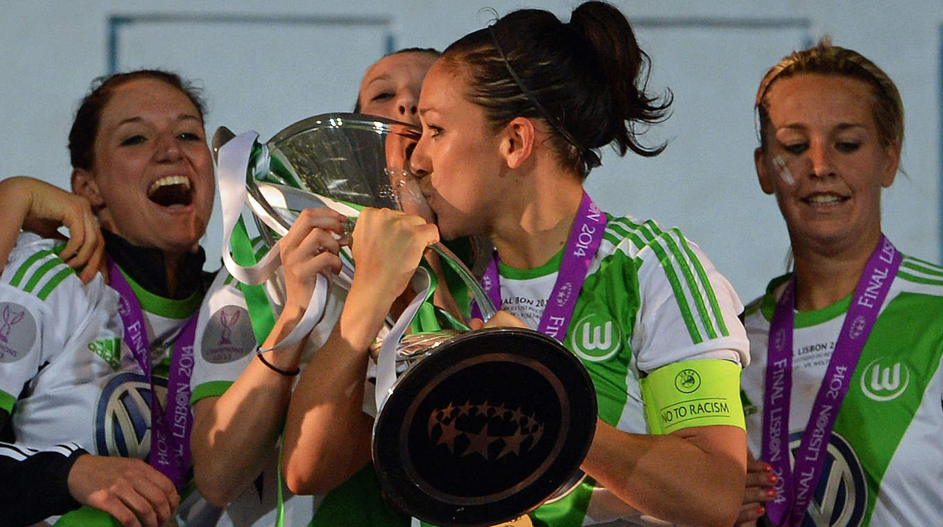 Spielführerin mit Trophäe: Keßler nach Wolfsburgs Champions-League-Sieg 2014 © 2014 Getty Images