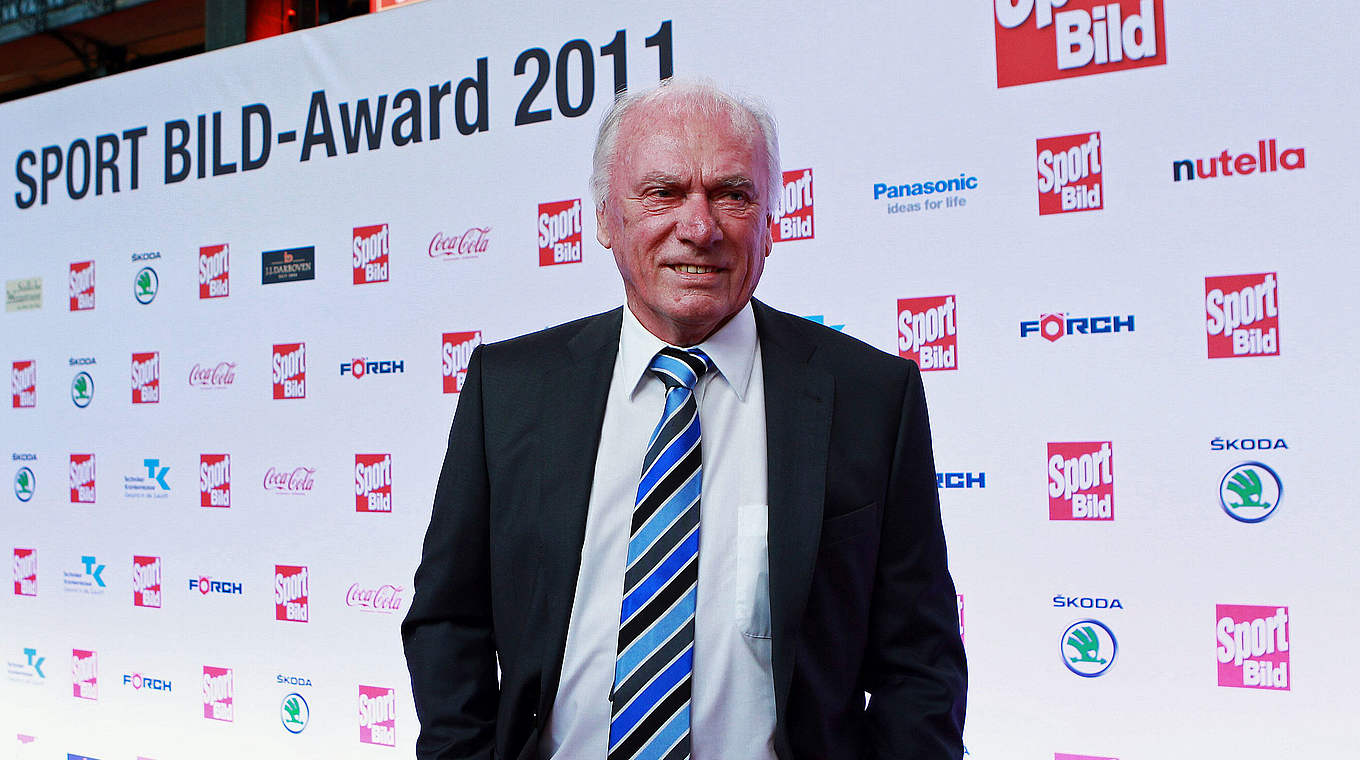 Lattek receiving the Sport Bild award for his life's work in 2011 © 2011 Getty Images