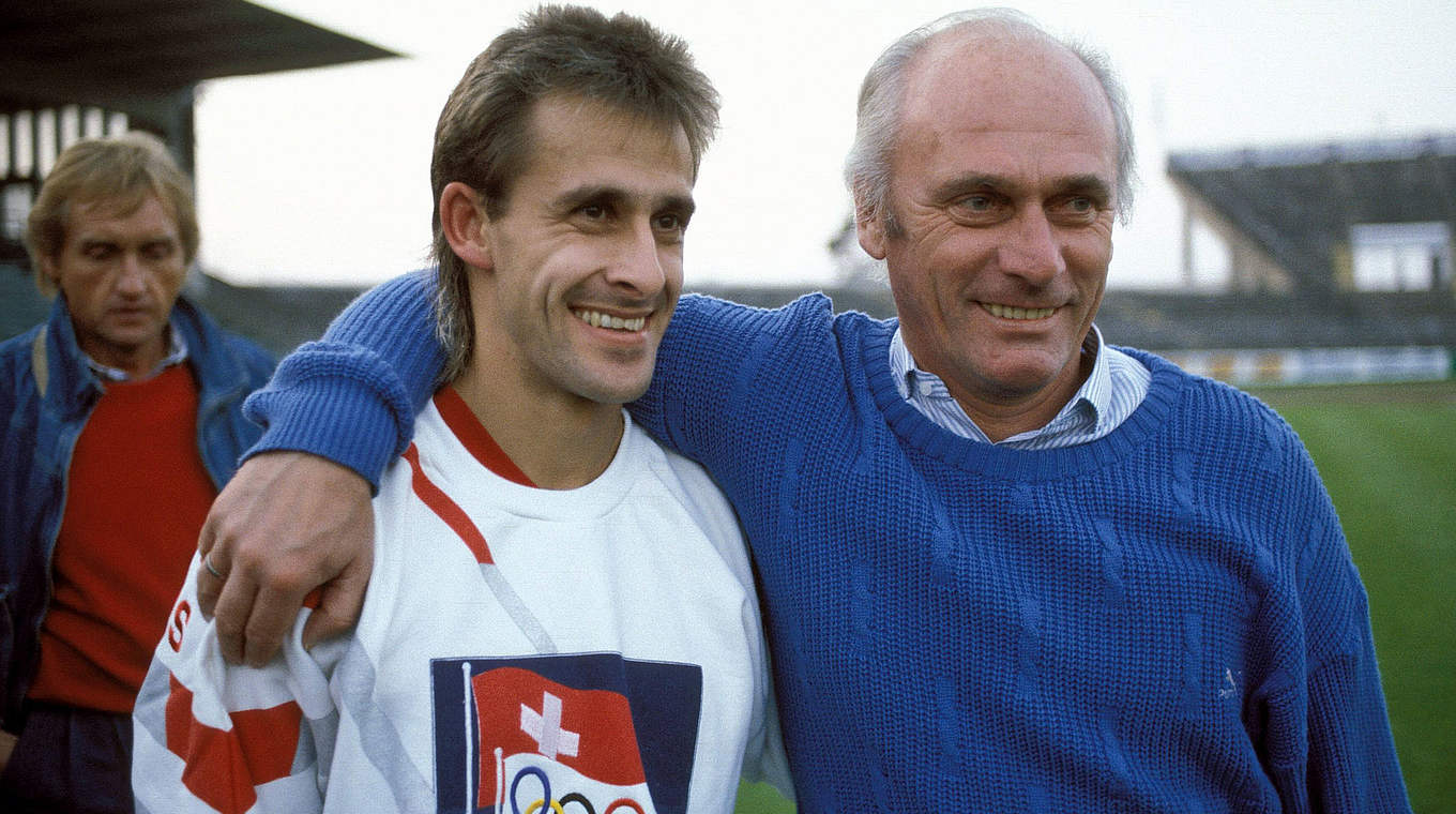 The legendary blue sweater: With Pierre Littbarski in Cologne in 1987 © imago