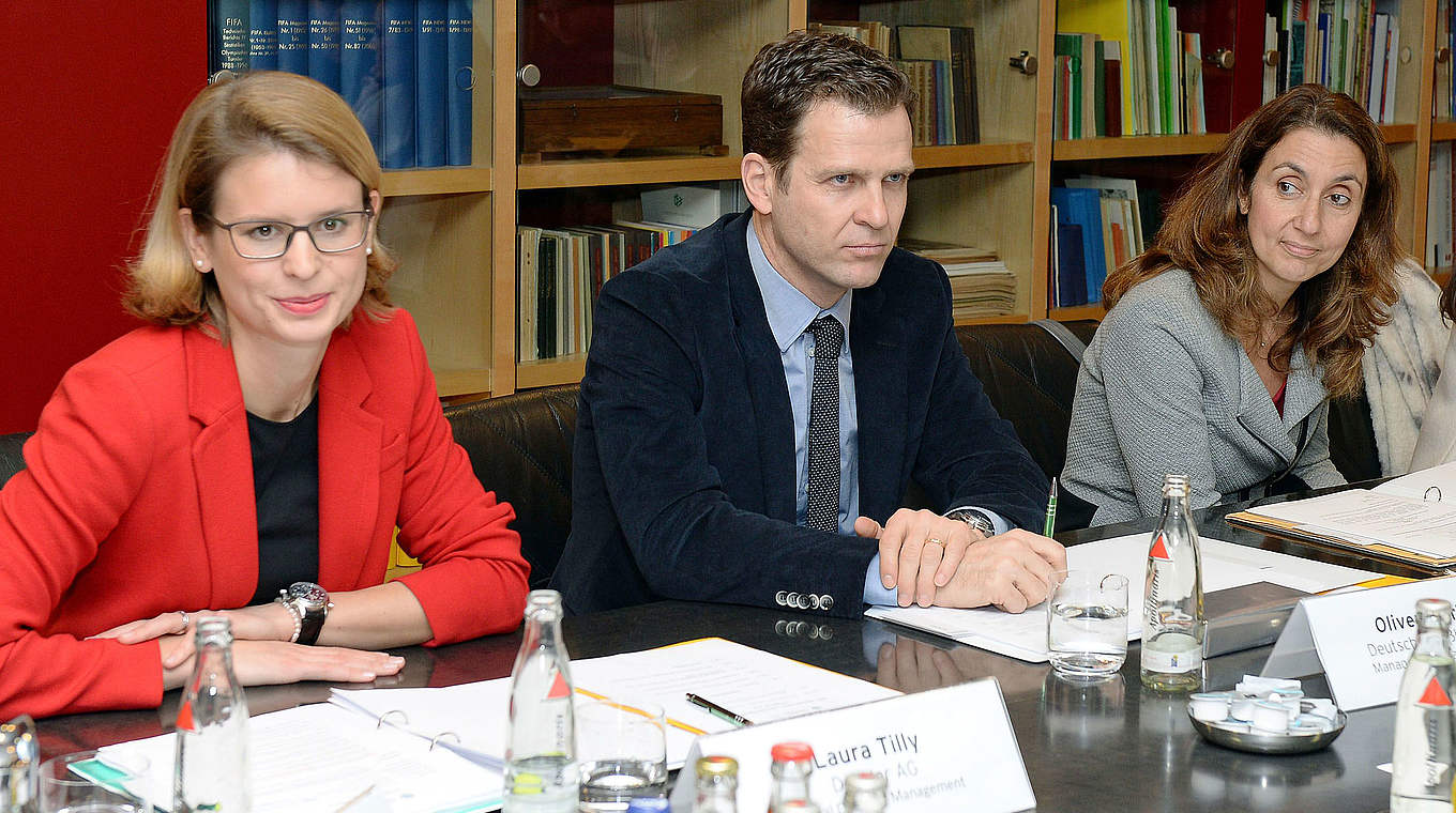 Laura Tilly, Oliver Bierhoff und Aydan Özoguz bei der Jurysitzung © Tobias Kuberski/GES