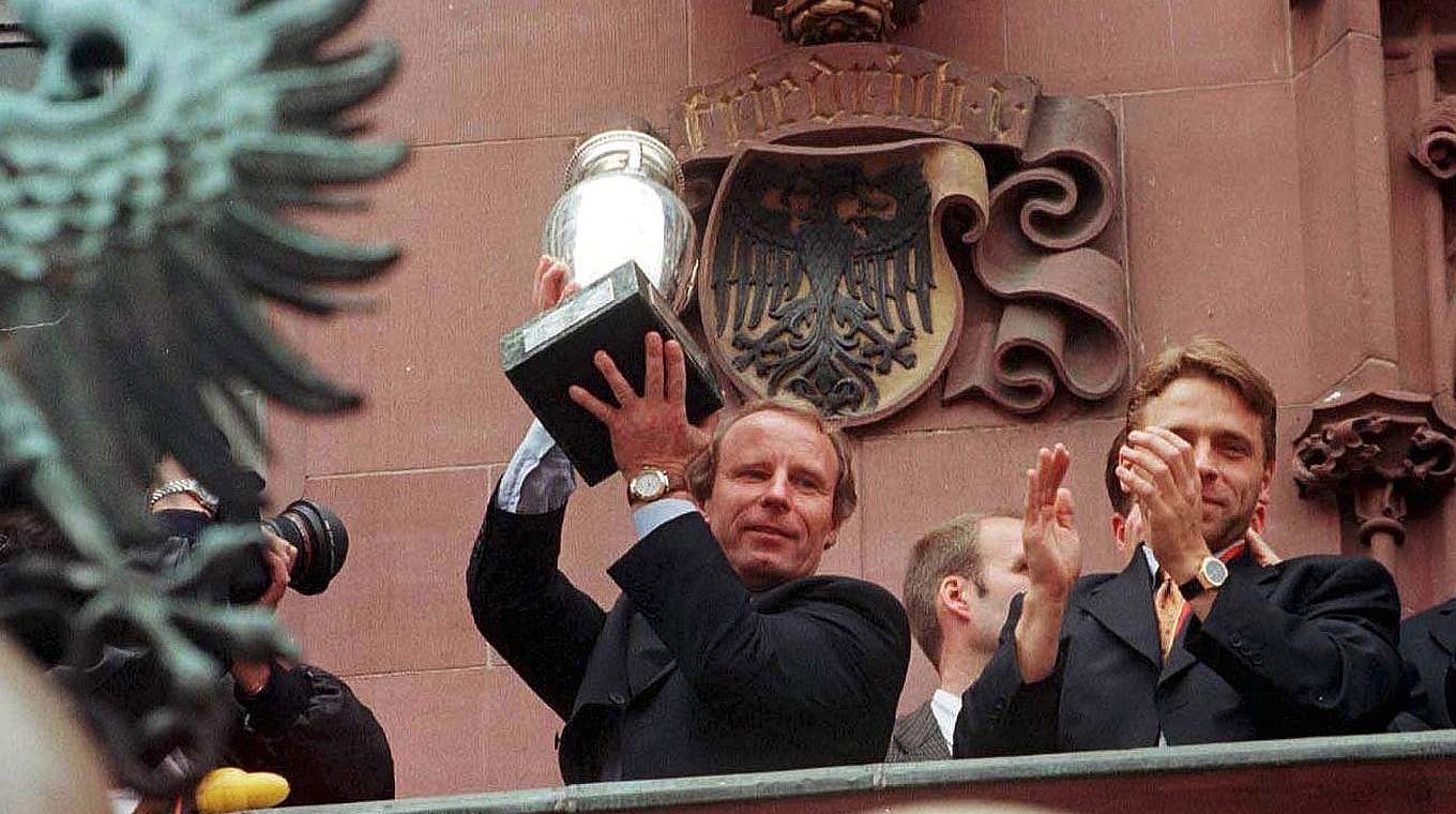 Europameister als Bundestrainer: Berti Vogts 1996 mit dem EM-Pokal © Getty Images