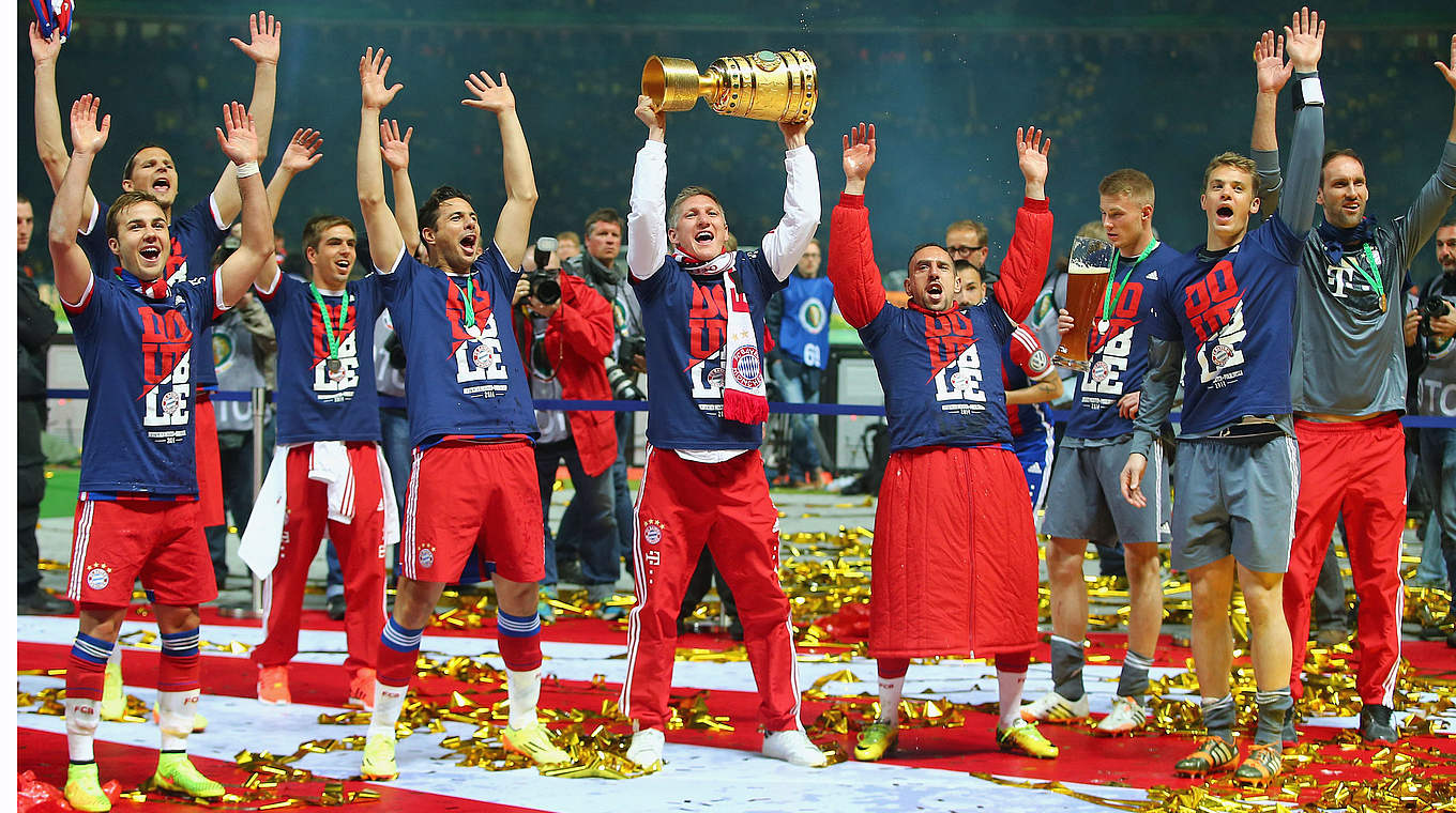 DFB-Pokalsieg 2014: Schweinsteiger und seine Mitspieler nach der Siegerehrung © 2014 Getty Images