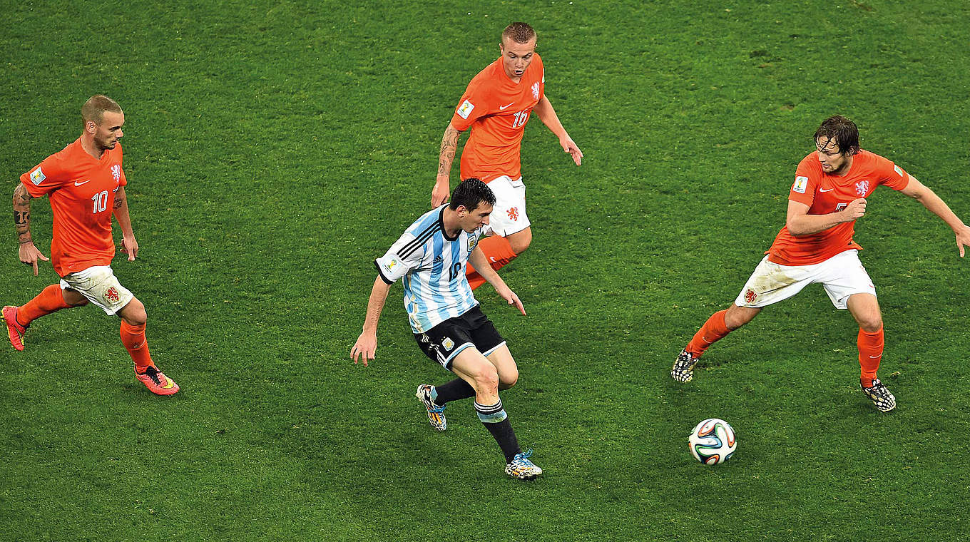 Einer gegen drei: Messi (2.v.l.) gegen drei Niederländer © Getty Images