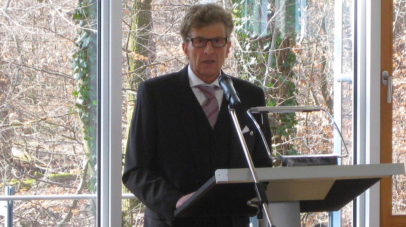 Silberne Ehrennadel für Robert Weise DFB Deutscher FußballBund e.V.