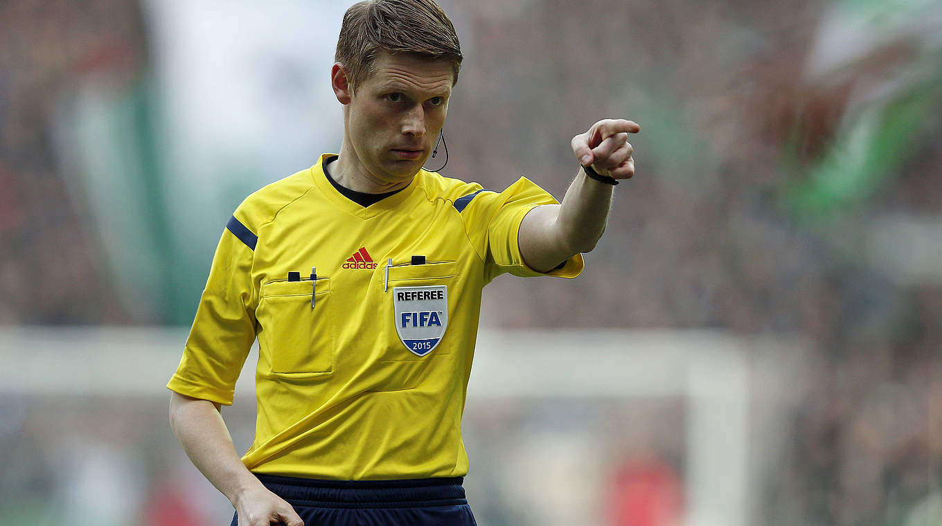 Spielleiter in Duisburg: FIFA-Referee Christian Dingert © 2015 Getty Images