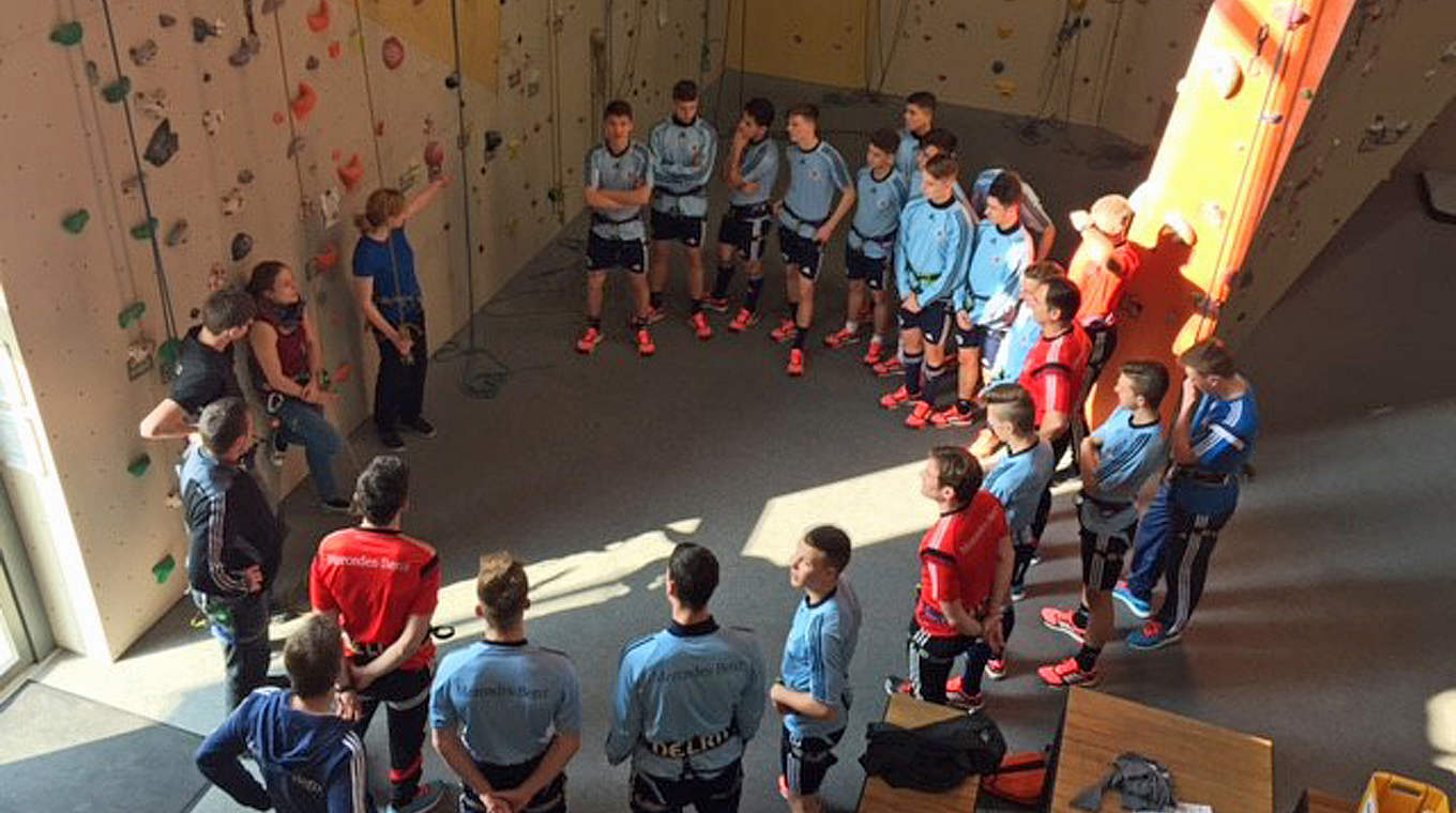 Teambuilding in der Kletterhalle: die U 17-Junioren vor der EM-Qualifikation © DFB