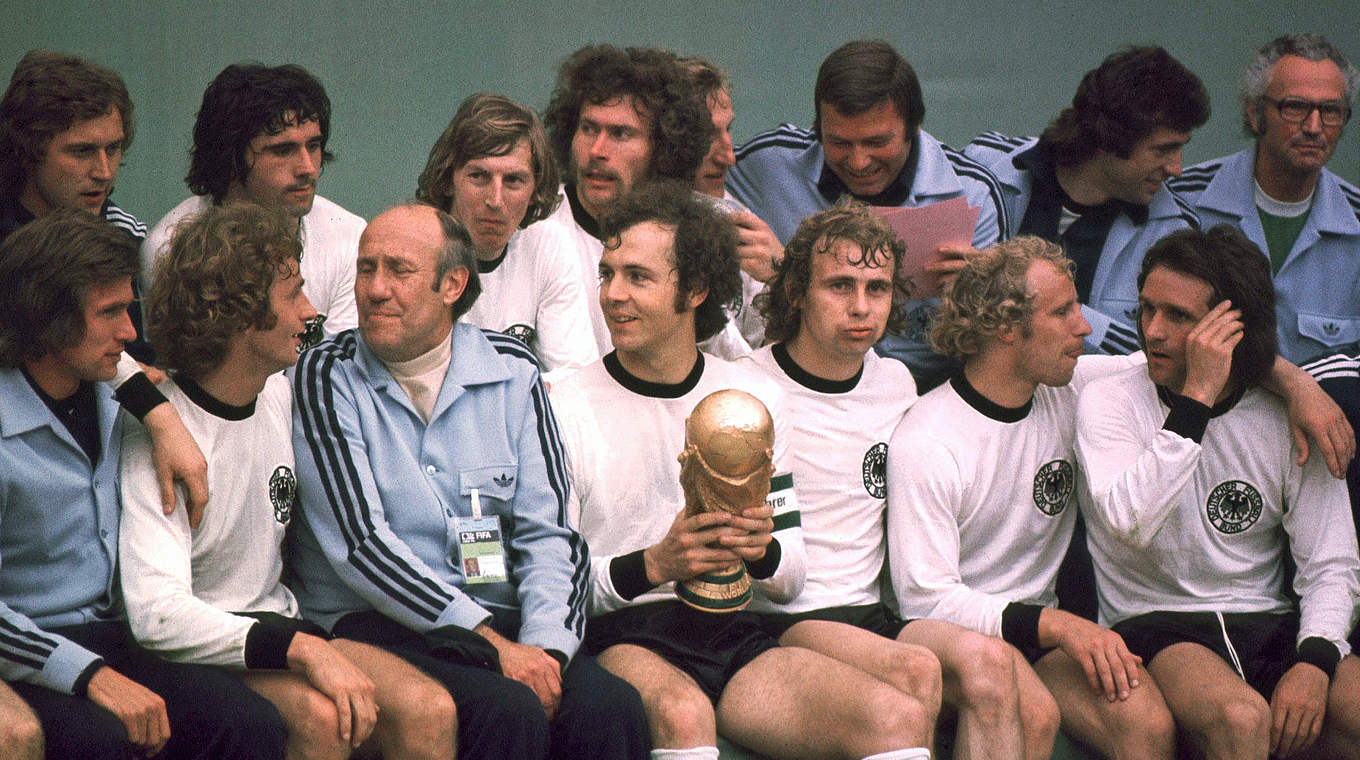 Weltmeister 1974: Heynckes und das DFB-Team mit dem WM-Pokal © Getty