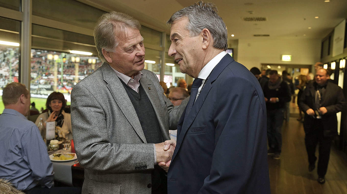 Im Gespräch: Thielen (l.) und DFB-Präsident Wolfgang Niersbach © 2015 Getty Images