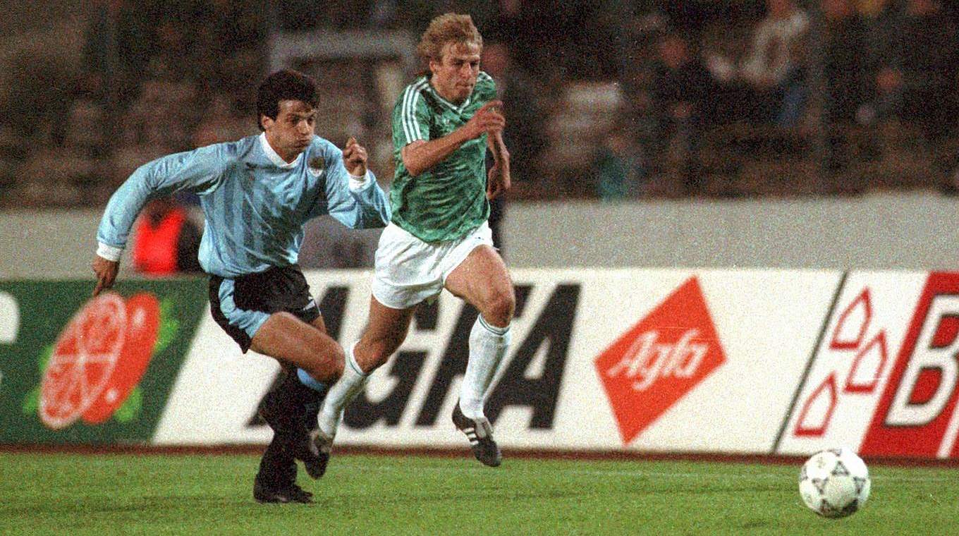Weltmeister in spe: Jürgen Klinsmann gegen Uruguay in Vorbereitung auf die WM 1990. © imago