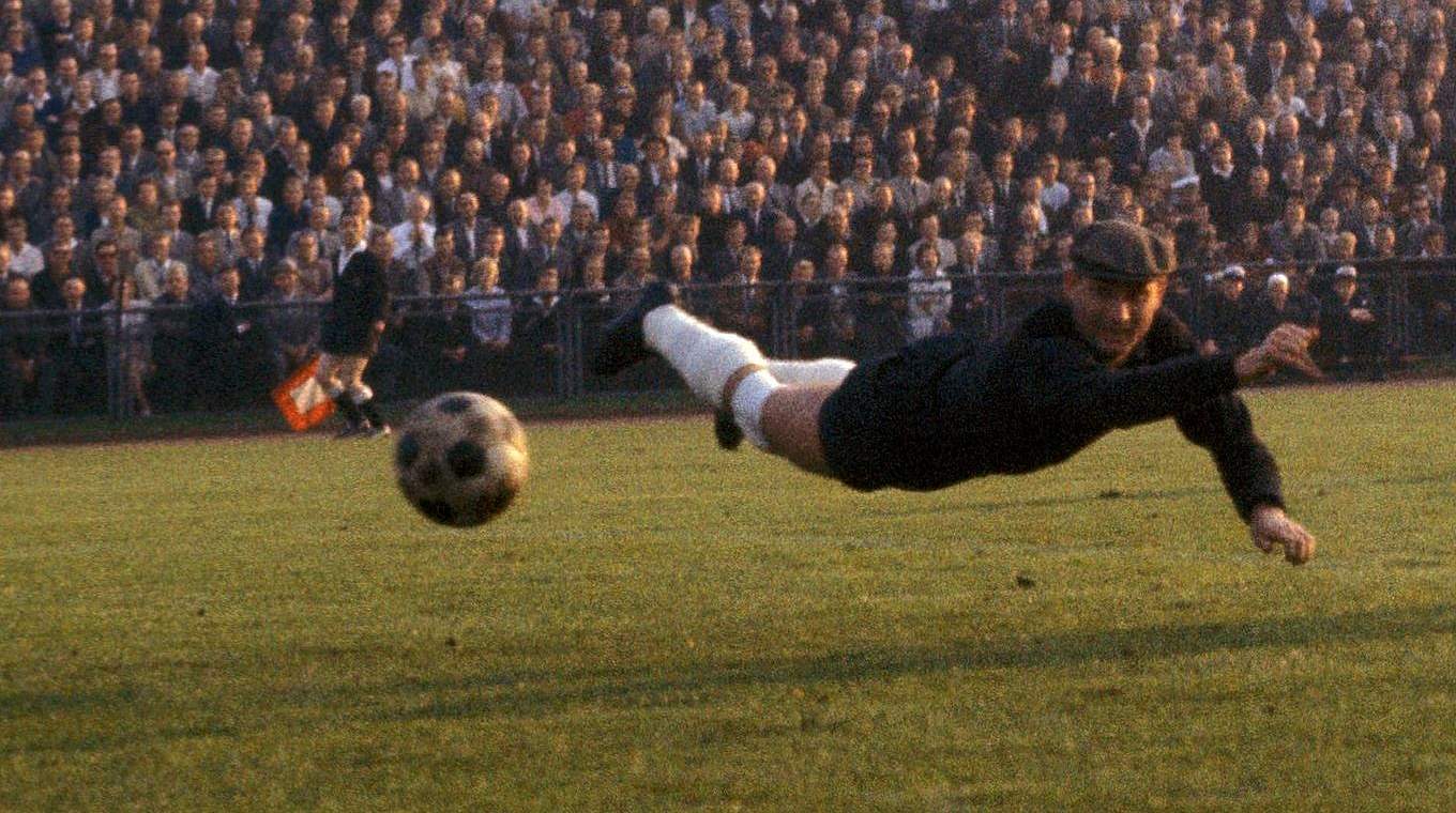 Szene aus dem Jahr 1965: 1860 Münchens Petar Radenkovic fliegt. © imago