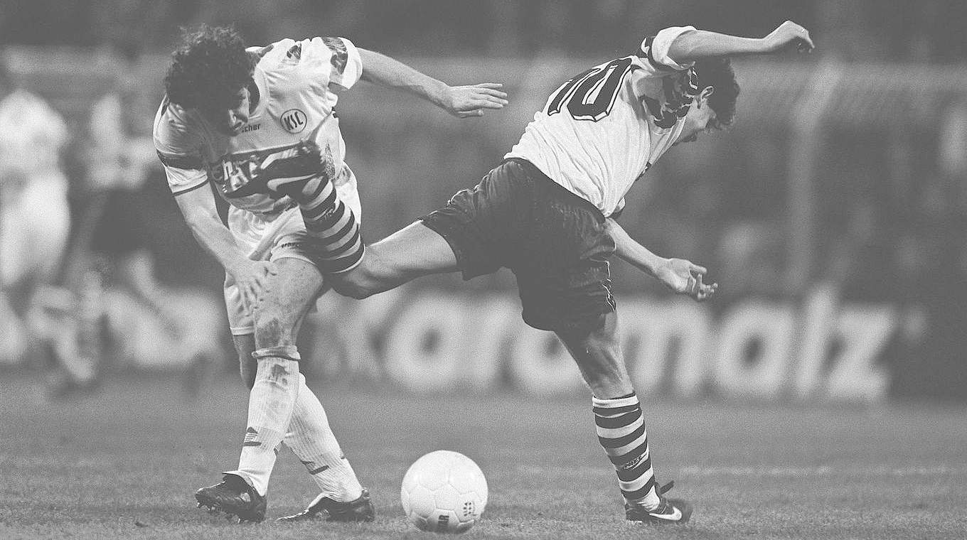 Andy Möllers "Schutzschwalbe" 1995 gegen den KSC brachte zwei Spiele Sperre. © imago