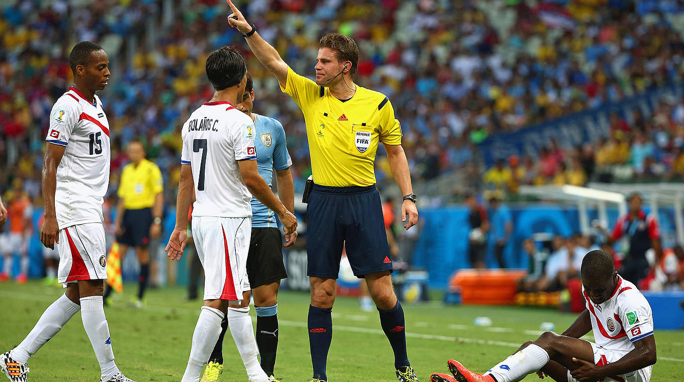 Einziger deutscher Schiedsrichter bei der WM 2014 in Brasilien: Dr. Felix Brych (2.v.r.) © 2014 Getty Images
