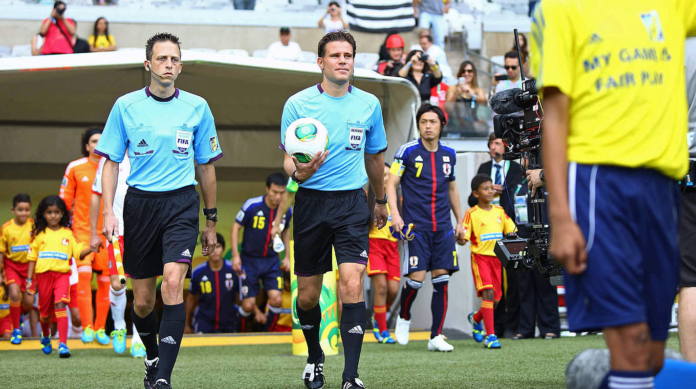 Erster Einsatz in Brasilien: Brych leitet beim Confed-Cup 2013 das Duell Mexiko vs. Japan © 