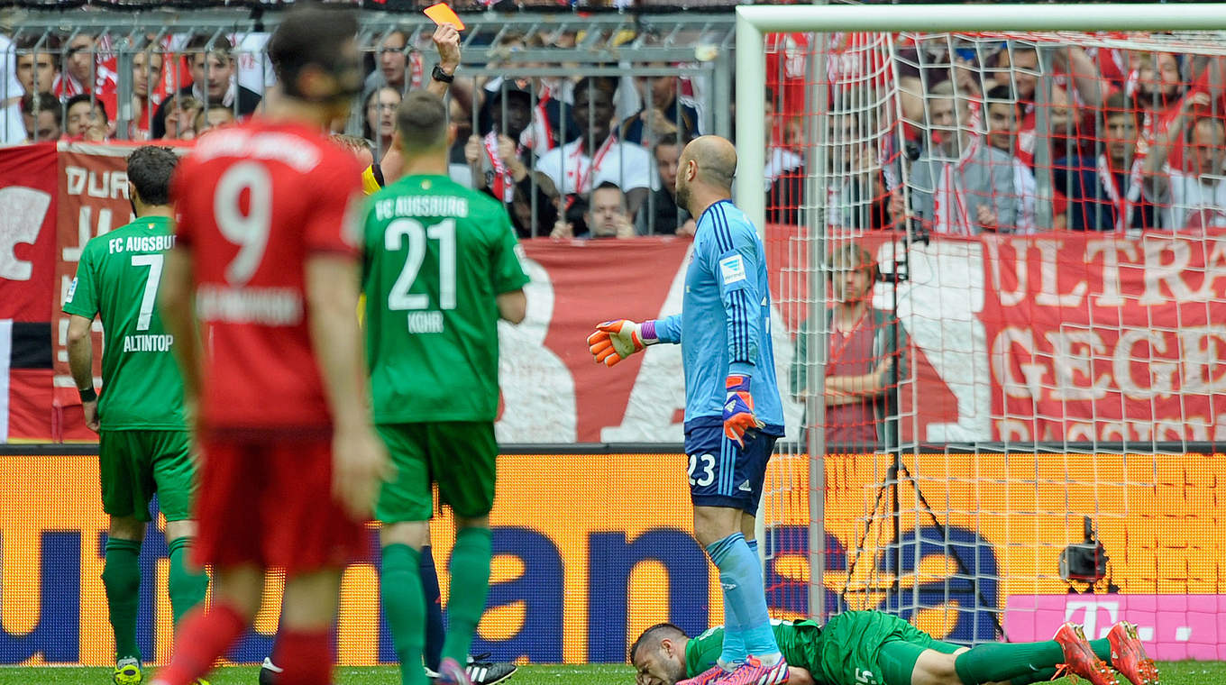 Rote Karte: Bayern-Keeper Pepe Reina (r.) muss vom Feld © 2015 Getty Images