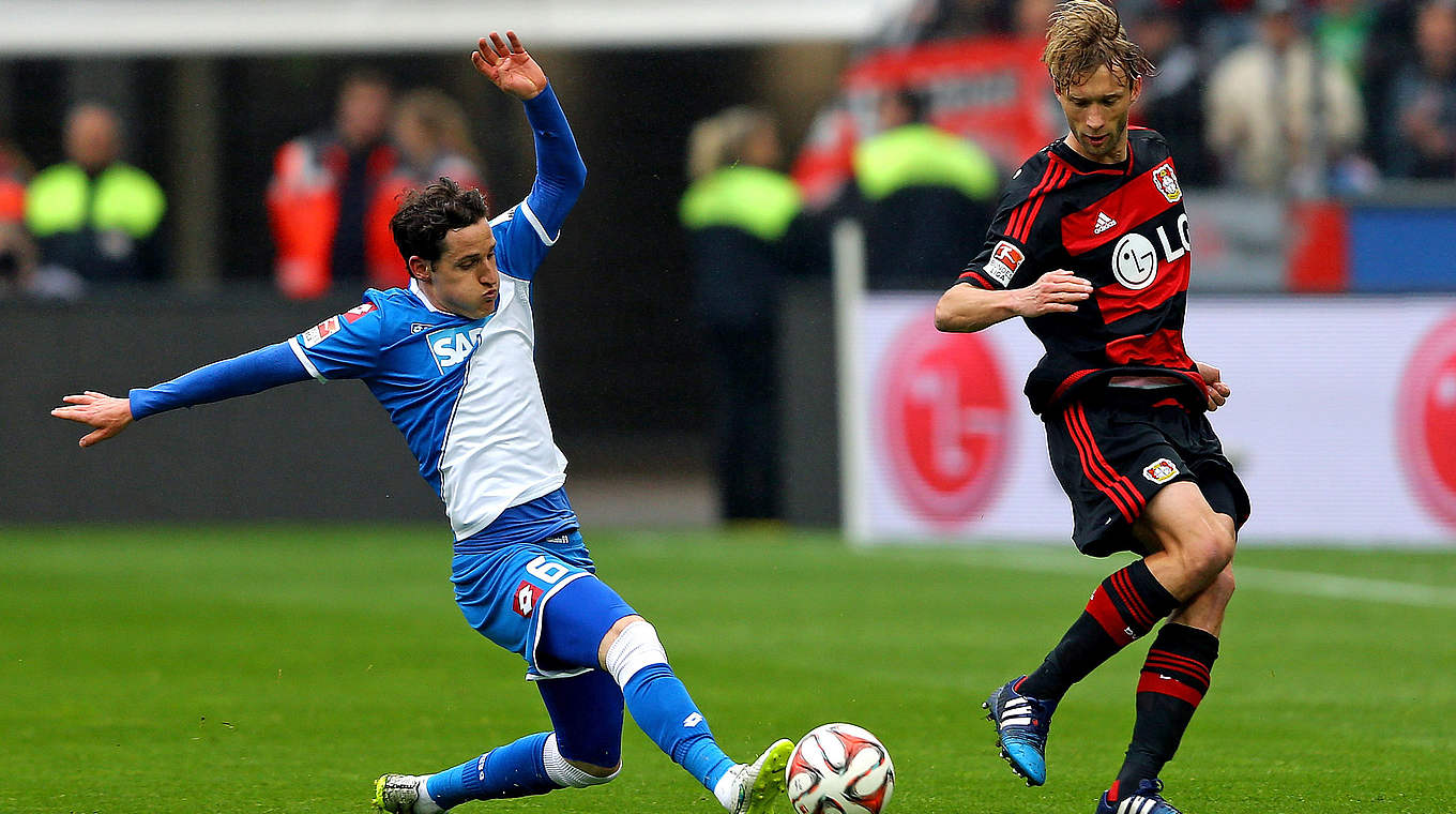 Letztes Heimspiel für Leverkusen: Simon Rolfes (r.) im Duell mit Sebastian Rudy © 2015 Getty Images