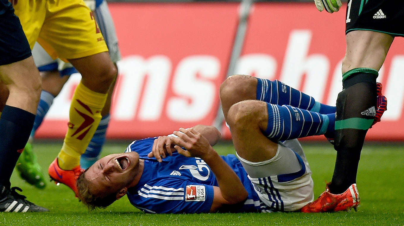Muss nach seiner Sprunggelenksverletzung noch pausieren: Schalkes Kapitän Höwedes © 2015 Getty Images