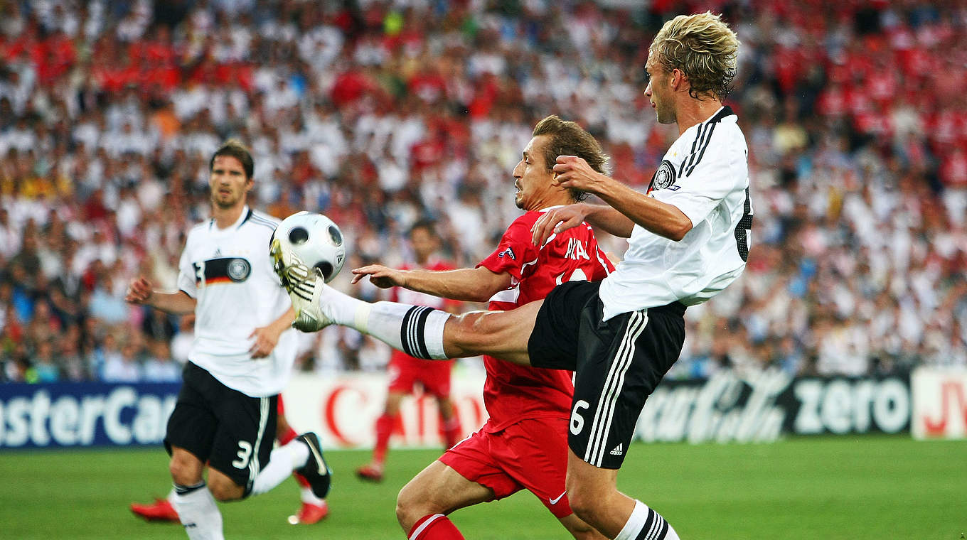 EM-Halbfinale 2008 gegen die Türkei: Rolfes (r.) klärt © 2008 Getty Images
