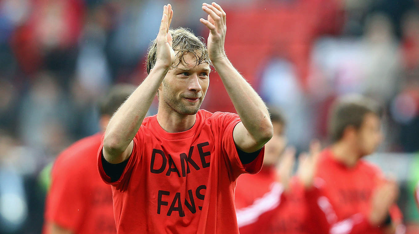 Abschied nach 288 Bundesligaspielen: Simon Rolfes dankt seinen Fans © 2015 Getty Images
