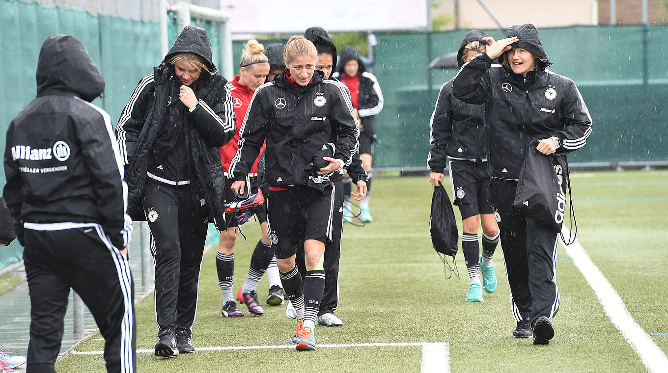 Auch schlechtem Wetter trotzen: die DFB-Frauen bei der Vorbereitung in der Schweiz © 2015 Getty Images