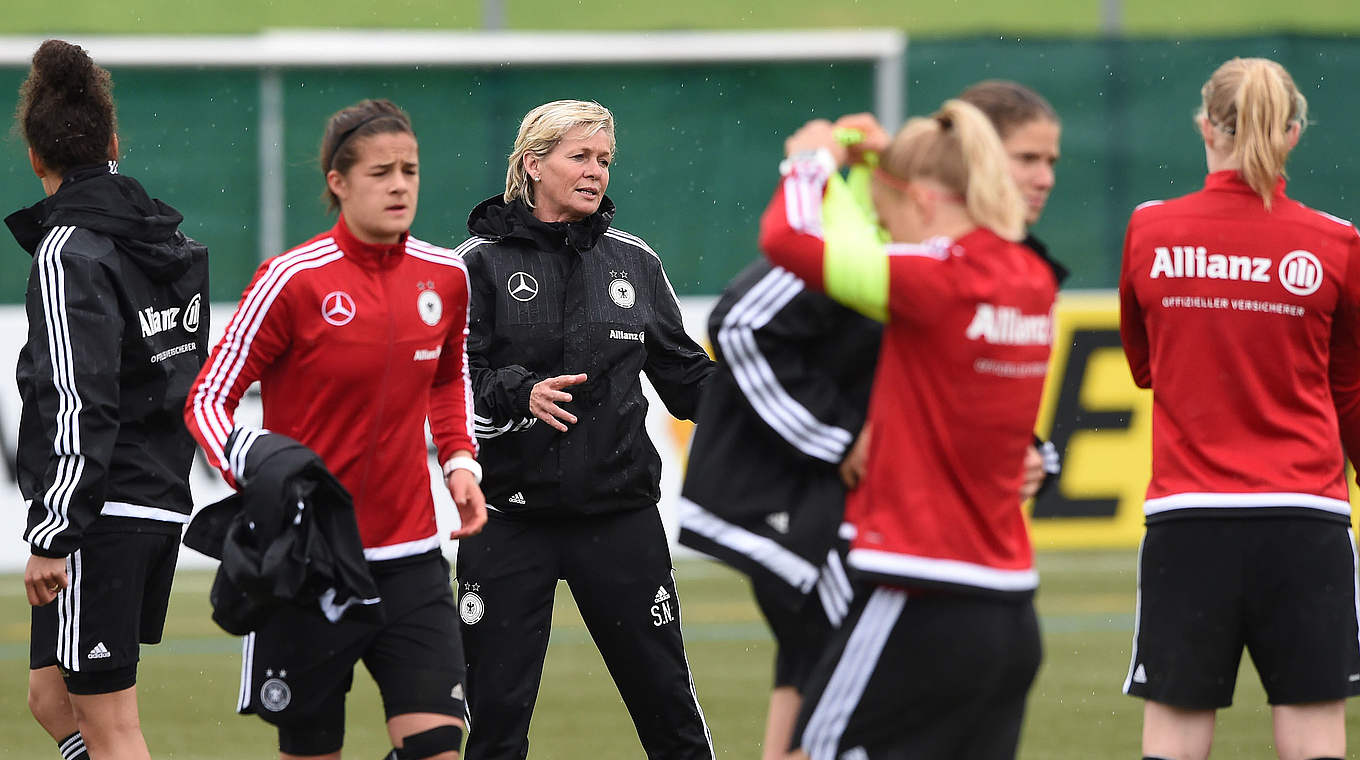Bundestrainerin Neid (3.v.l.): "Die Schweizerinnen sind sehr gut im Spiel nach vorne" © 2015 Getty Images