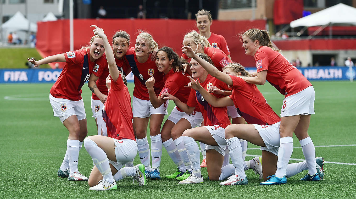 Zeit für Selfies: Norwegerinnen feiern auf besondere Art und Weise © 2015 Getty Images