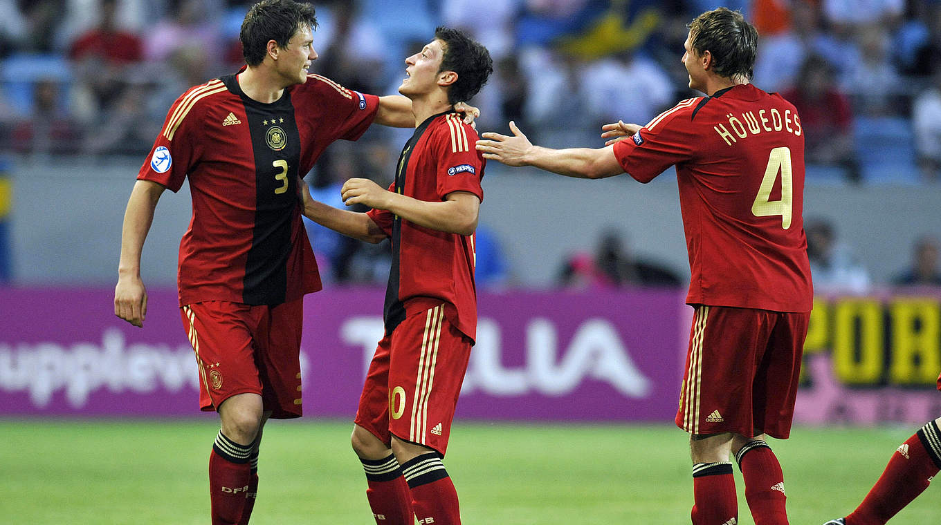 Torschütze im Finale der U 21-EM 2009 gegen England: Mesut Özil (M.) © 2009 AFP