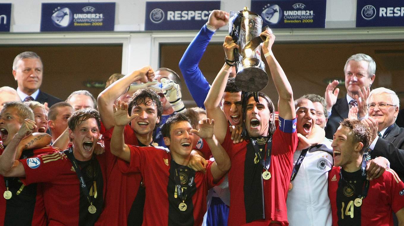 Triumph bei der U 21-EM 2009 - mit Höwedes, Hummels, Özil und Khedira (v.l.) © Getty Images