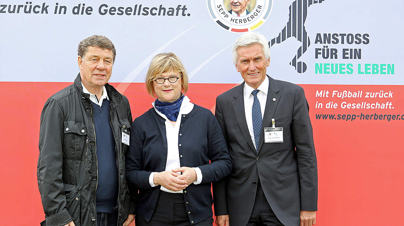 Übergaben den Pokal: Rehhagel, Niewisch-Lennartz und Gehlenborg © Carsten Kobow