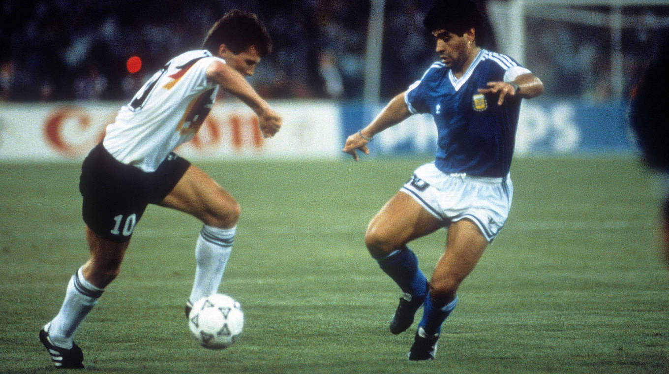 Diesmal gibt er den Takt vor: Matthäus (l.) im WM-Finale 1990 von Rom gegen Maradona © imago/Magic