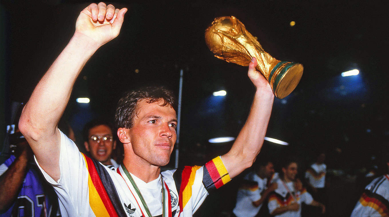 Der beste Spieler mit Pokal: Lothar Matthäus © imago sportfotodienst