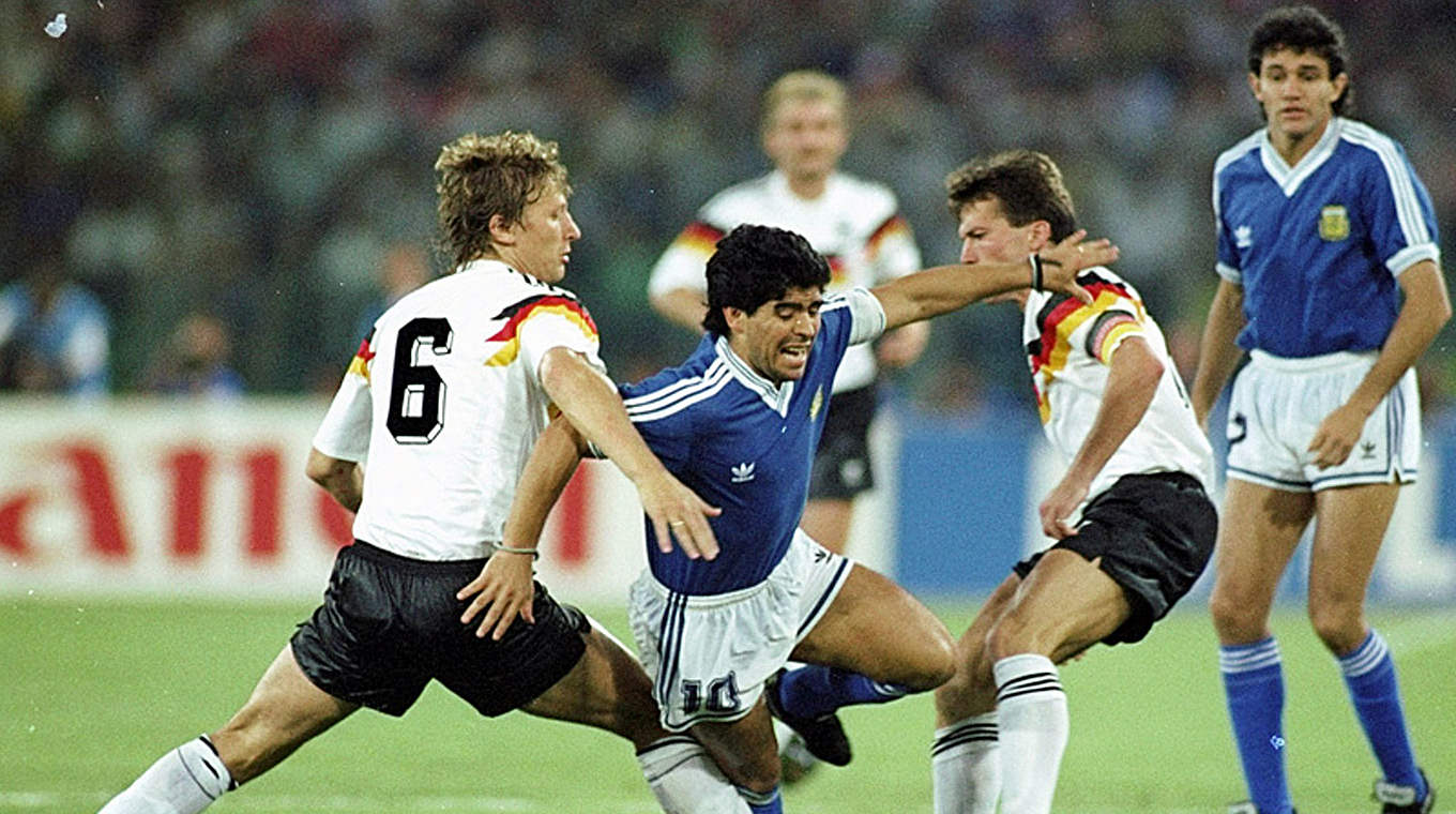 Weltmeisterliche Zange: Buchwald und Matthäus stoppen Maradona (M.) © Bongarts/GettyImages