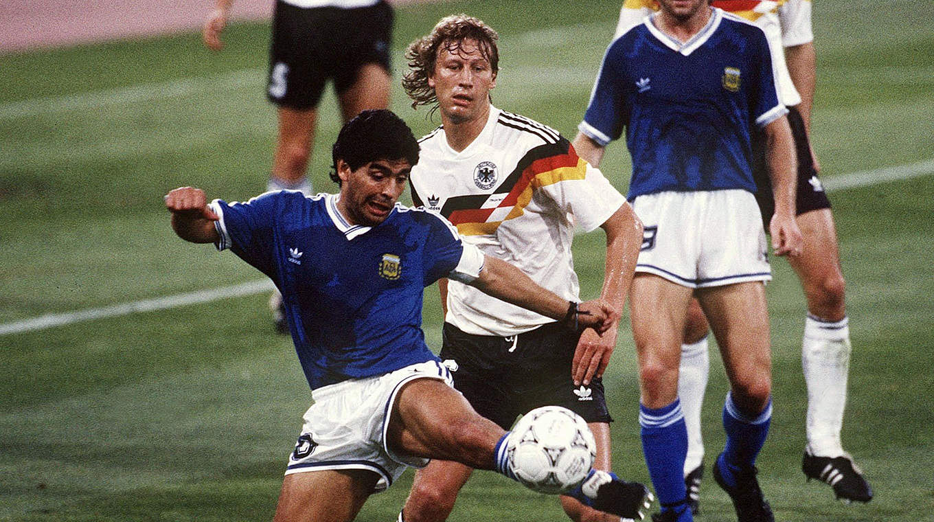 Hautnah: Guido Buchwald bedrängt Diego Maradona © Getty Images