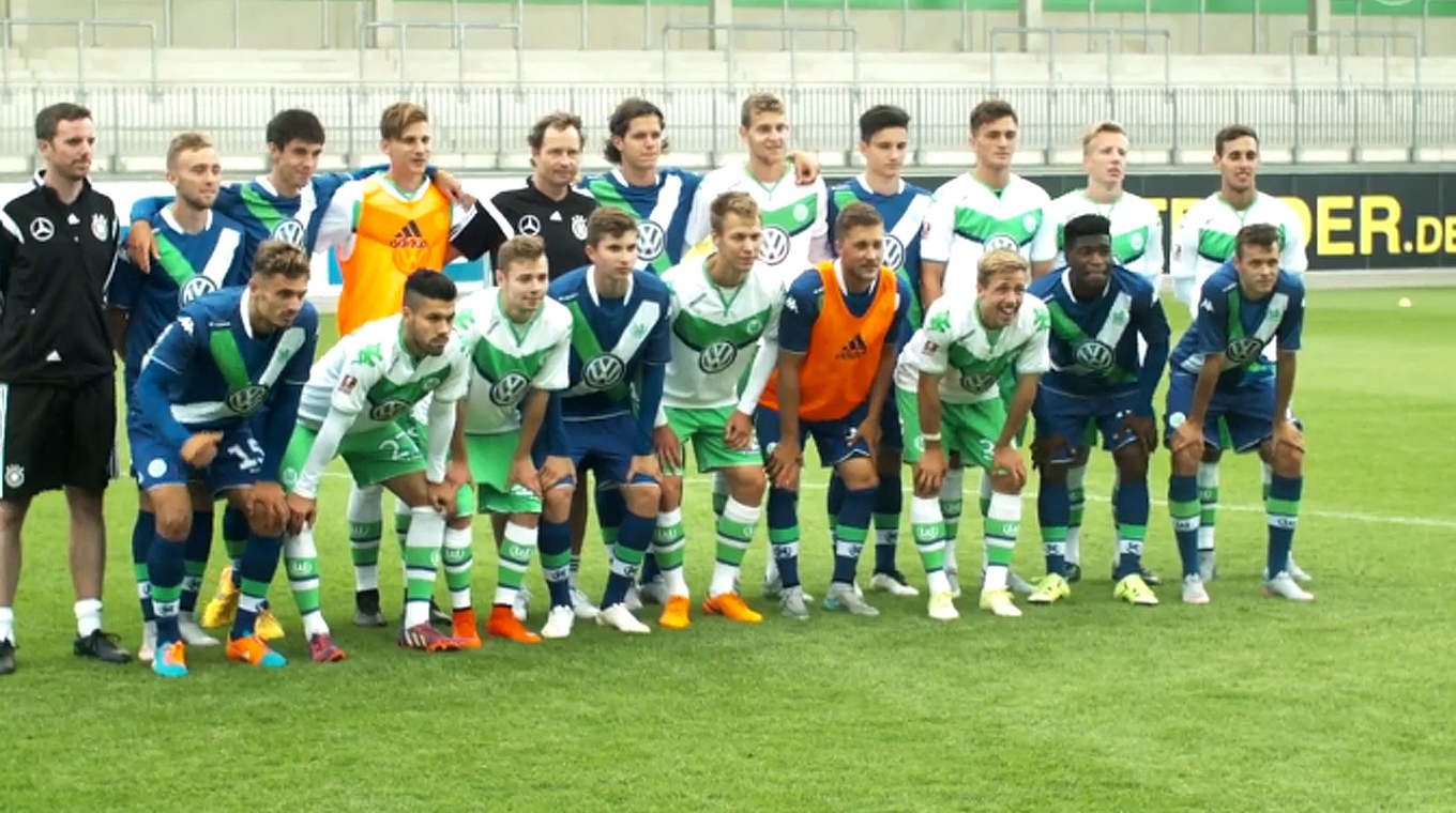 Demotraining mit der U 23 des VfL Wolfsburg: Schönweitz (o.l.) und Sorg (o.5.v.l.) © DFB-TV