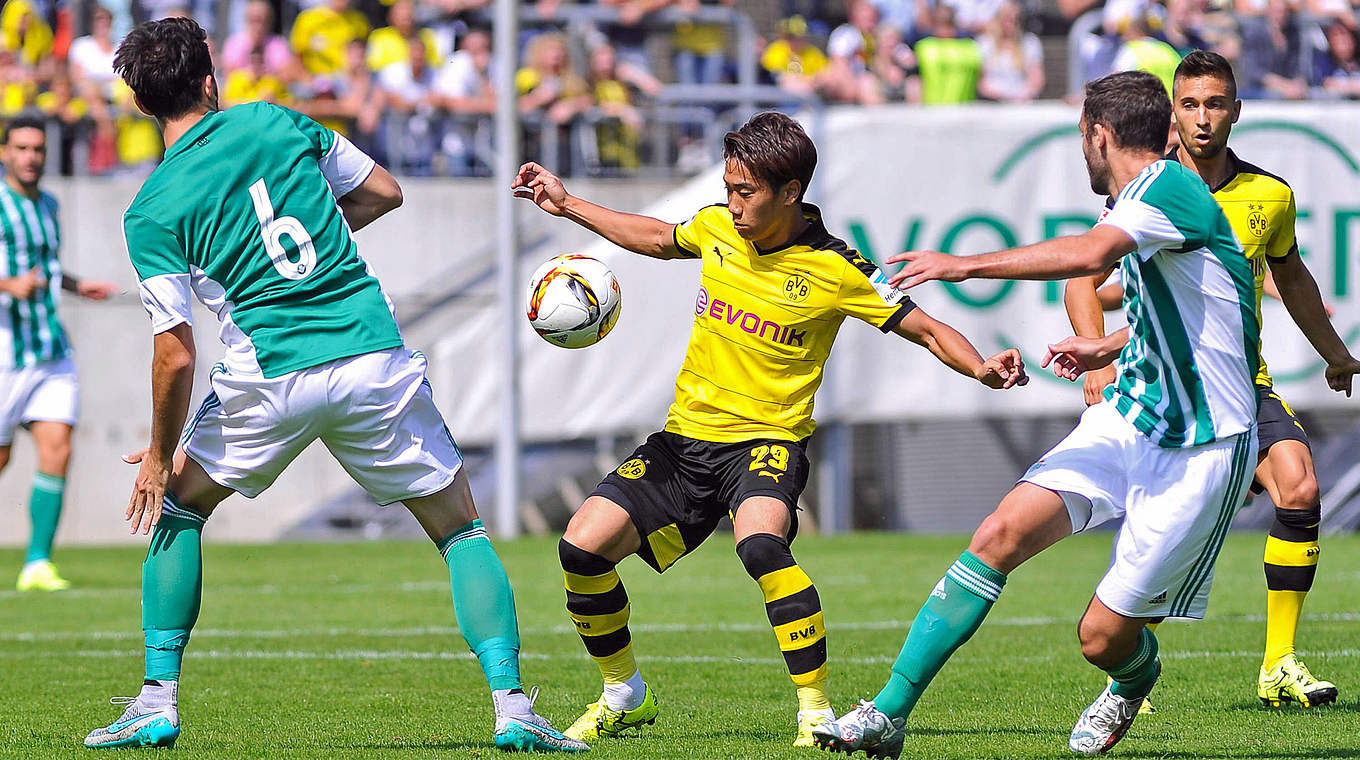 Den Ball fest im Blick: Dortmunds Kagawa (m.) © imago/nph