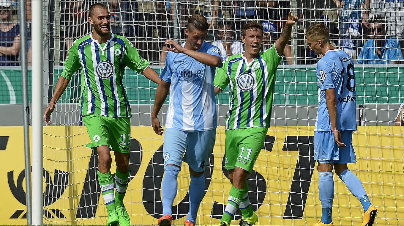 Wolfsburger Torschützen unter sich: Bas Dost (l.) und Max Kruse (3.v.l.) © 2015 Getty Images