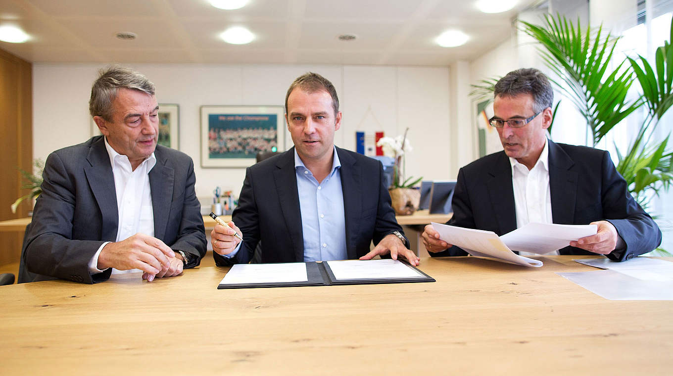 Vertrag als Sportdirektor bis 2019: Flick (M.) mit Niersbach (l.) und Sandrock © 2013 Getty Images