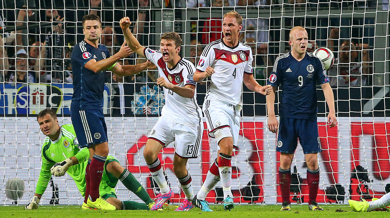 Matchwinner im Hinspiel: Müller (M.) bejubelt in Dortmund zwei Tore gegen Schottland © 2014 Getty Images