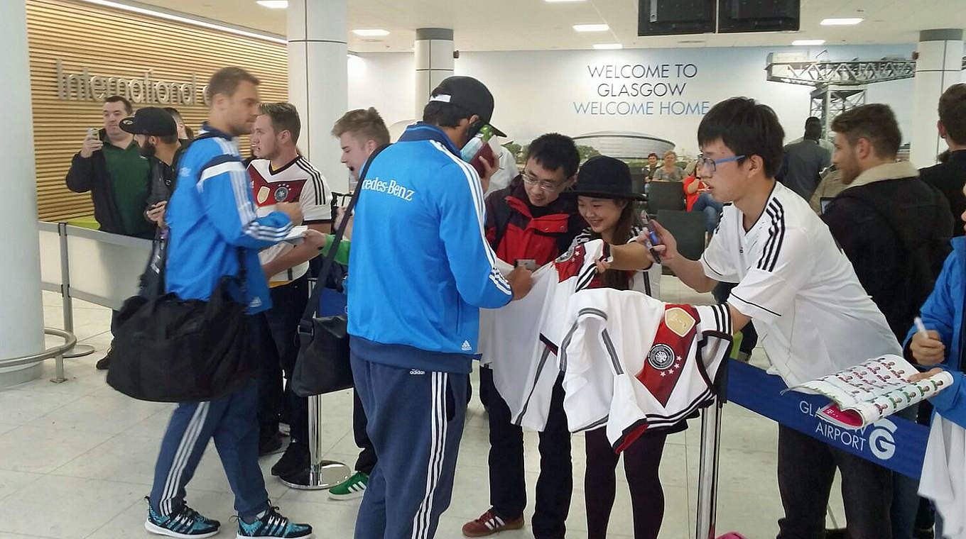 Ankunft in Schottland: Fans erwarten Manuel Neuer (l.) und Co. im Flughafen von Glasgow © DFB
