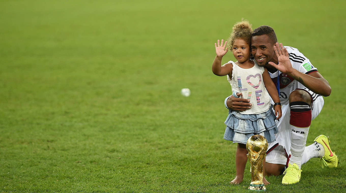 Jubel mit Nachwuchs und WM-Pokal: Jérôme Boateng © Getty Images