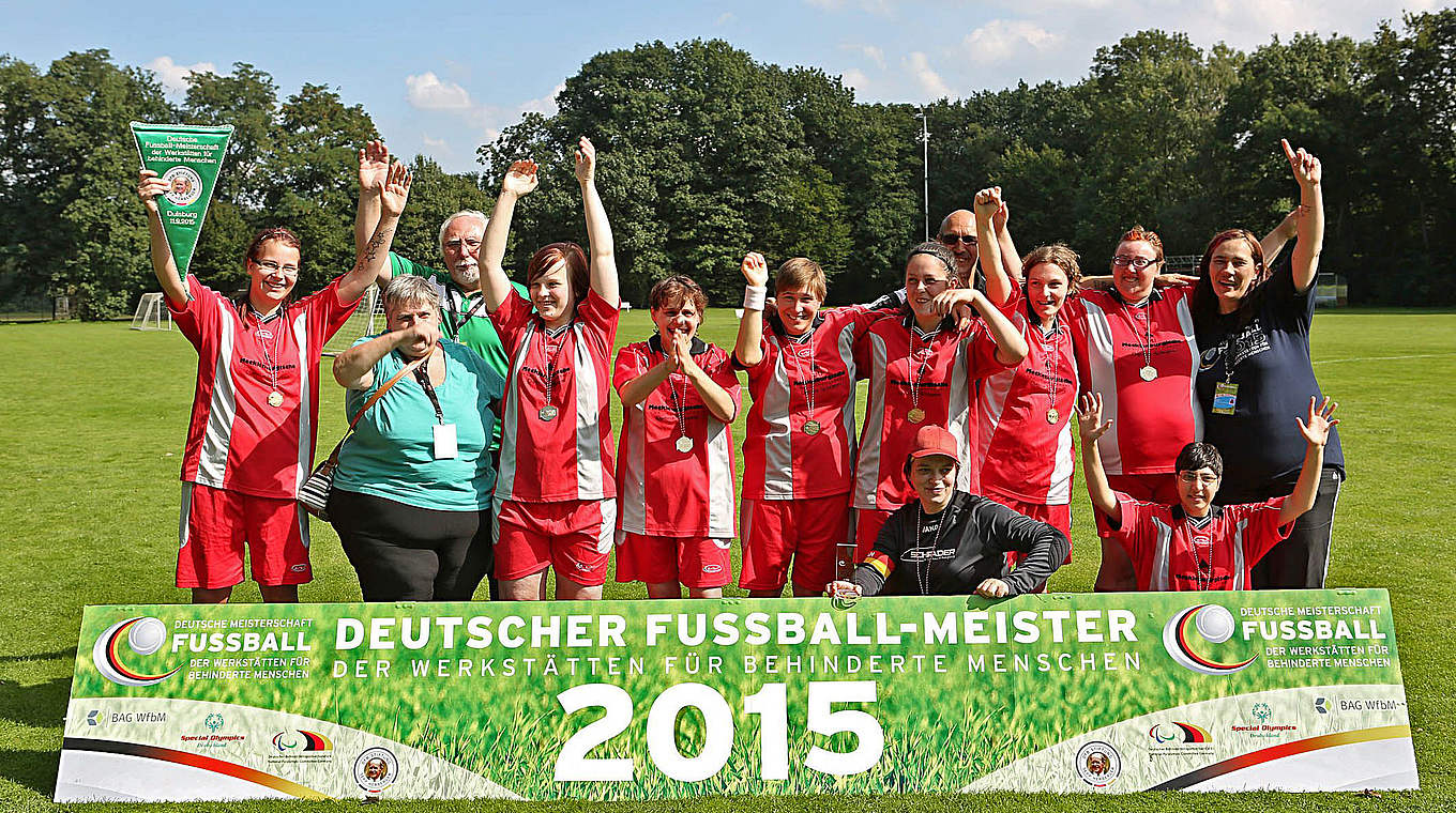 Glückliche Sieger: Die Sportfreunde Bottrop gewinnen das Frauen-Turnier in Duisburg © Carsten Kobow
