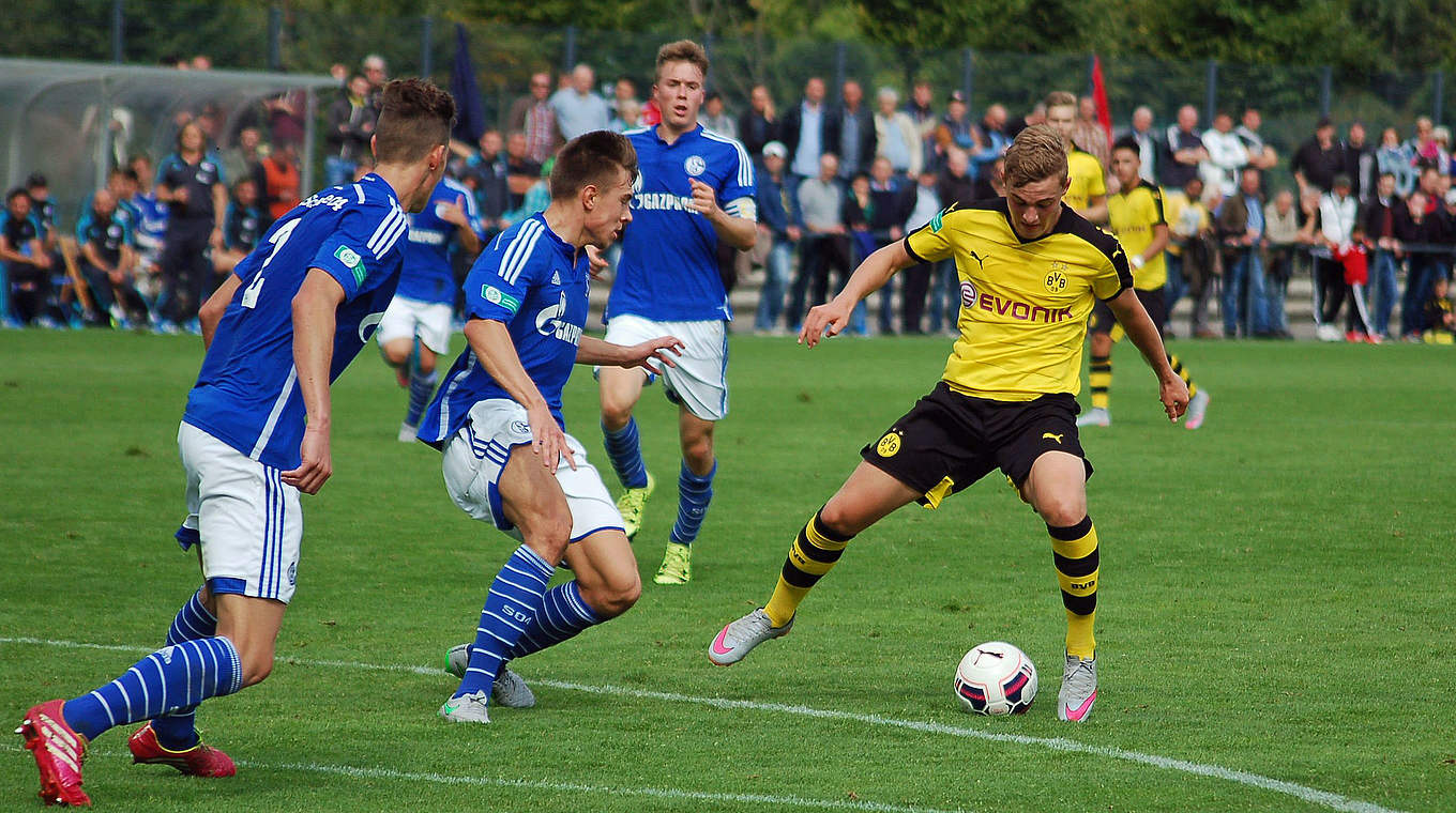 Ab durch die Mitte: Jacob Bruun Larsen (r.) vom BVB nimmt es mit drei Schalkern auf © mspw