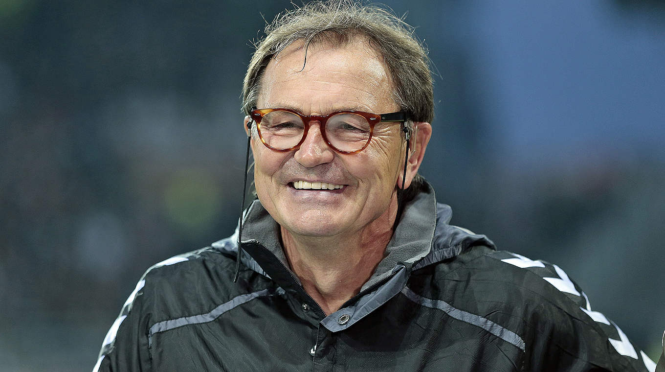 Erfolgsgarant der Hamburger: Trainer Ewald Lienen führt St. Pauli zurück in die Spur © 2015 Getty Images
