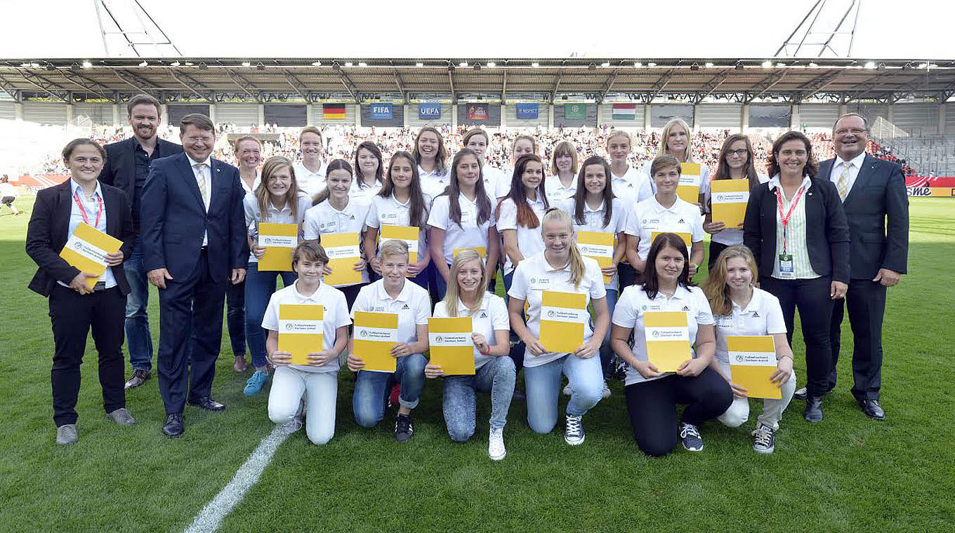 DFB-Junior-Coach: 24 glückliche Absolventinnen © Volkmar Heinz                                         