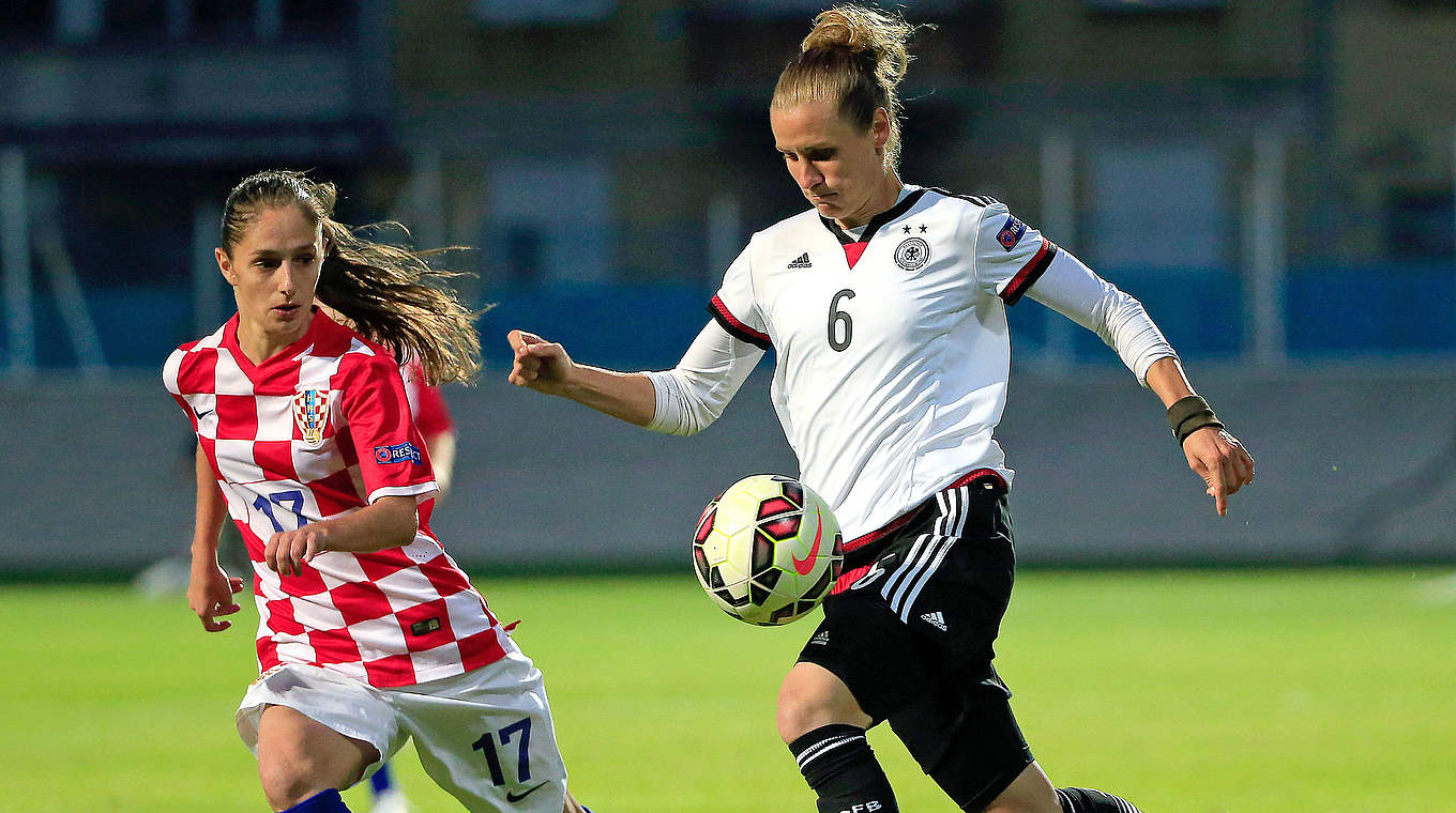 Favoritin der Fans: Simone Laudehr (r.) beim 1:0 im EM-Qualifikationsspiel gegen Kroatien © 2015 Getty Images