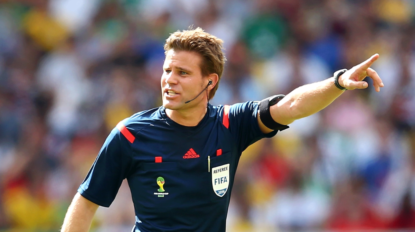WM 2014 in Brasilien: FIFA-Schiedsrichter Brych pfeift die Partie Belgien gegen Russland © 
