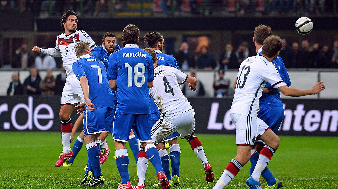 Das 1:0 im letzten Duell 2013: BVB-Profi Mats Hummels (l.) trifft in Mailand gegen Italien © 2013 Getty Images