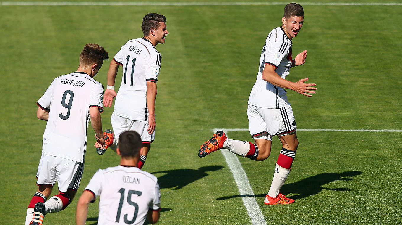 Sein WM-Einsatz in Chile sorgt für die Spielverlegung: der Leipziger Vitaly Janelt (r.) © 2015 FIFA