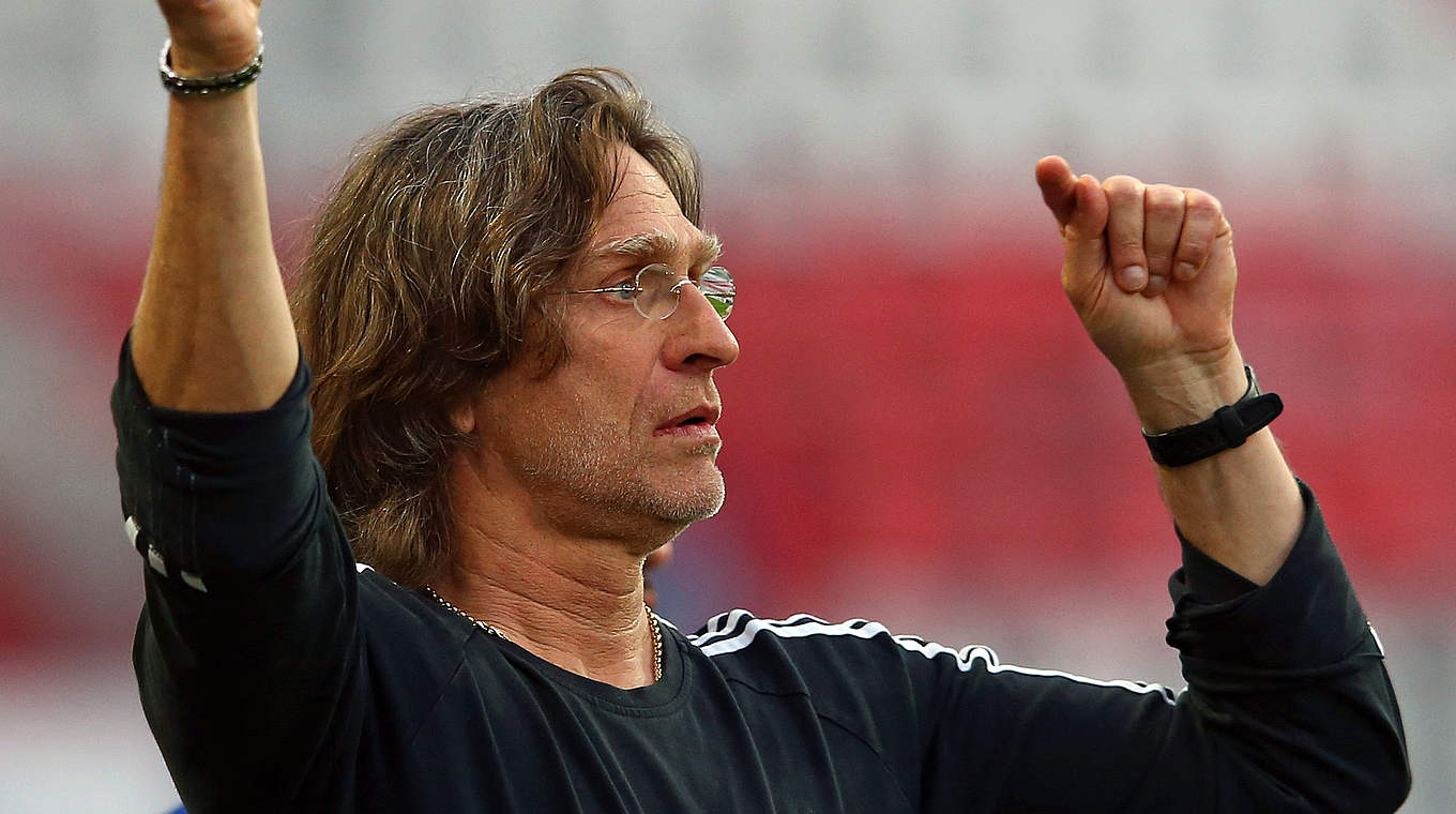 Will mit Schalke den Rückstand zur Spitze verkürzen: Norbert Elgert © 2015 Getty Images
