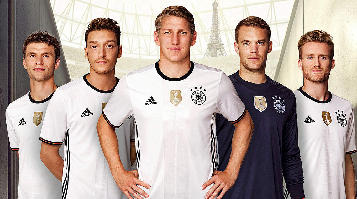 "Das Trikot sieht nach Erfolg aus": Kapitän Schweinsteiger (M.) und Co. im neuen Jersey © adidas/DFB