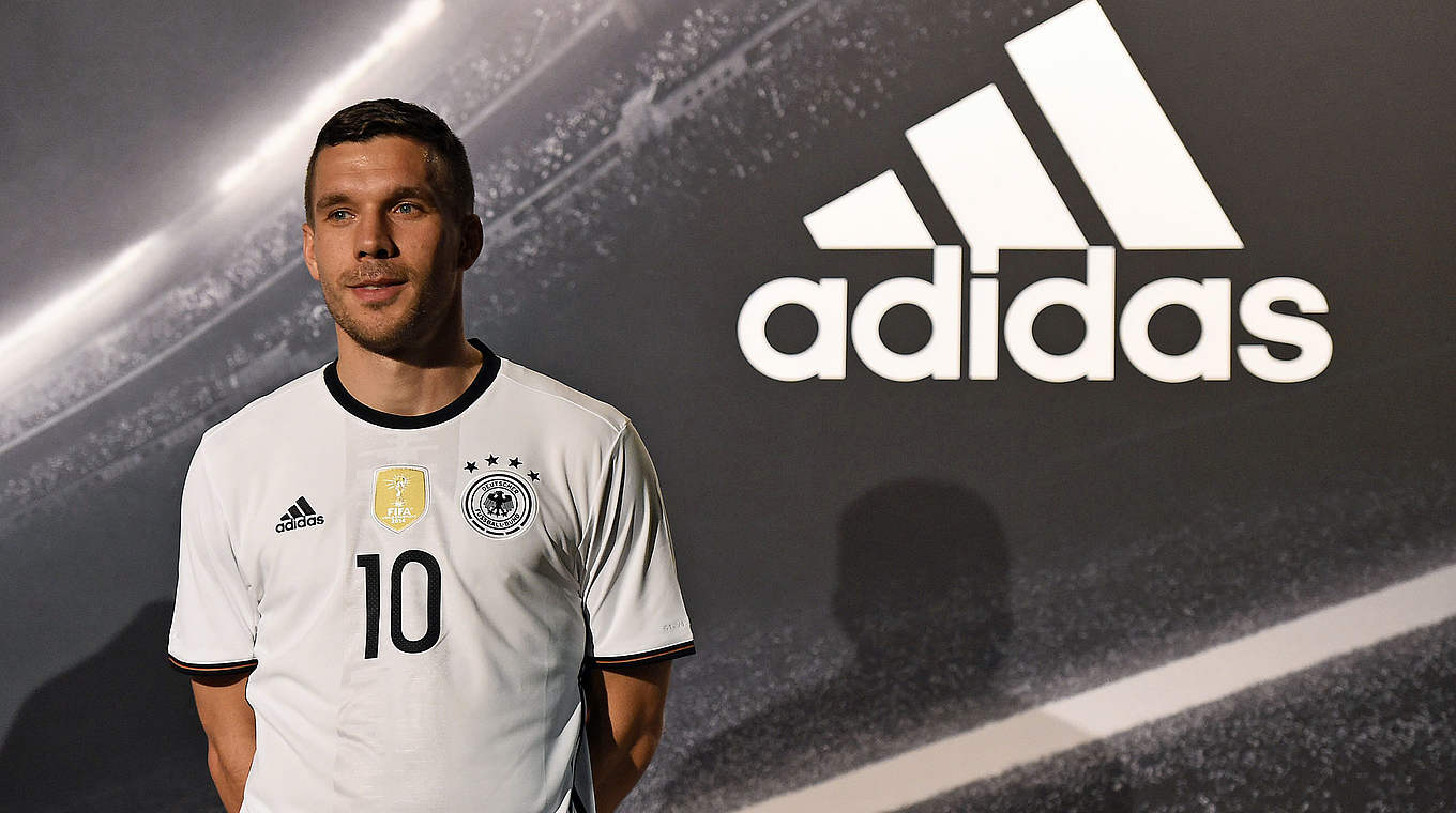 Weltmeister im neuen Look: Lukas Podolski und das neue EM-Trikot © AFP/GettyImages